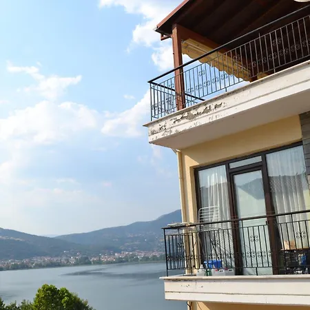 Lakeview Balcony In Appartement Kastoria