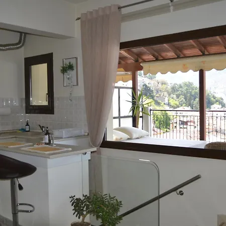 Lakeview Balcony In Apartment