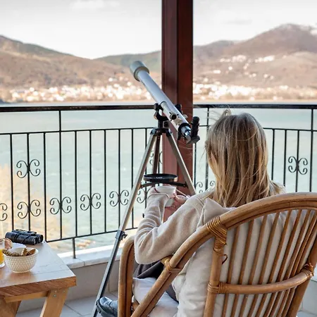 Lakeview Balcony In Daire